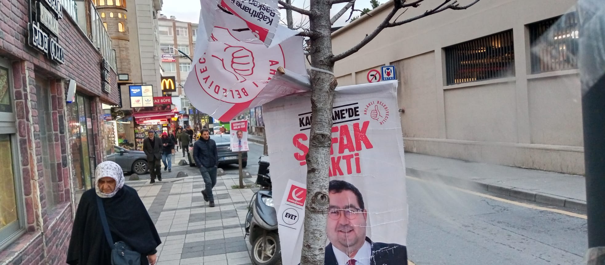 Kagithane-Secim03 Seçimin Dili: Pankart, afiş, bildiri, bayrak