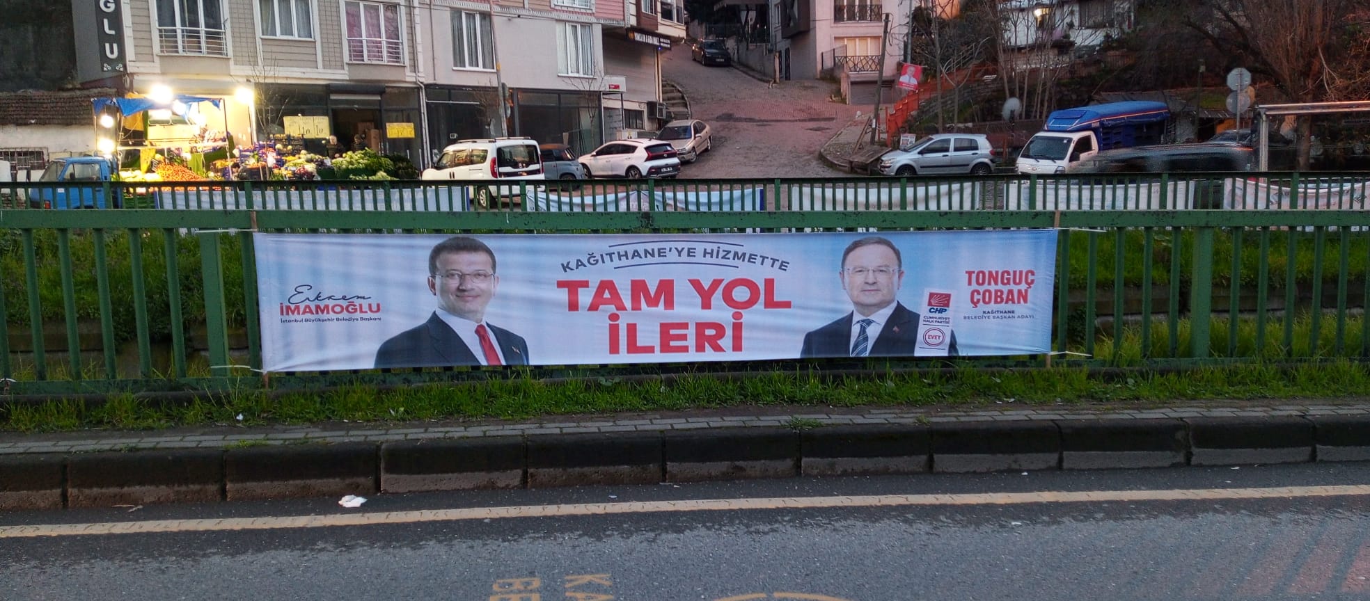 Kagithane-Secim12 Seçimin Dili: Pankart, afiş, bildiri, bayrak