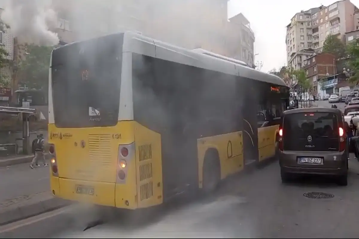 Yanan İETT otobüsü